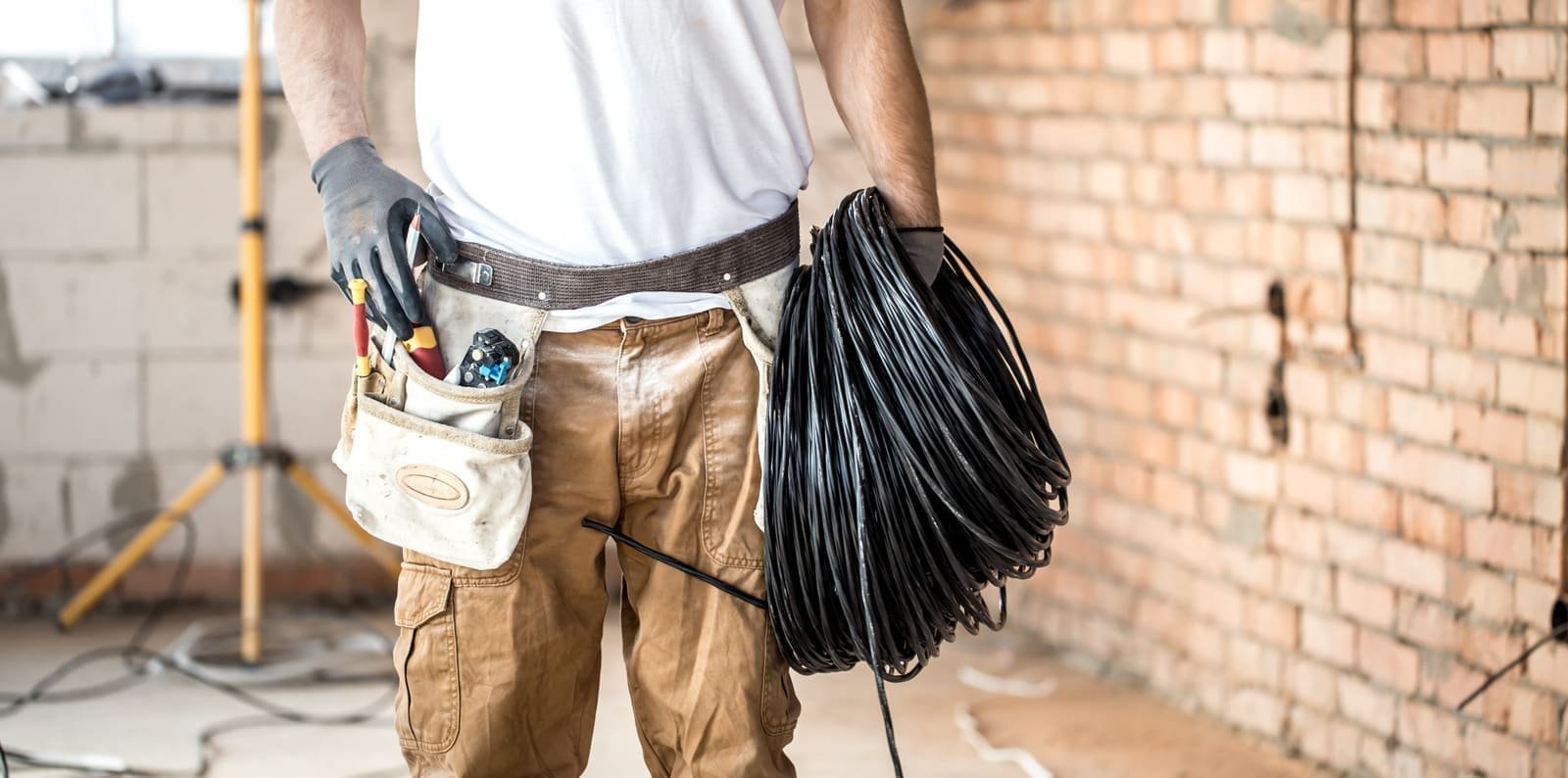 Električar polaže kabel u zaštitne cijevi u Zadru